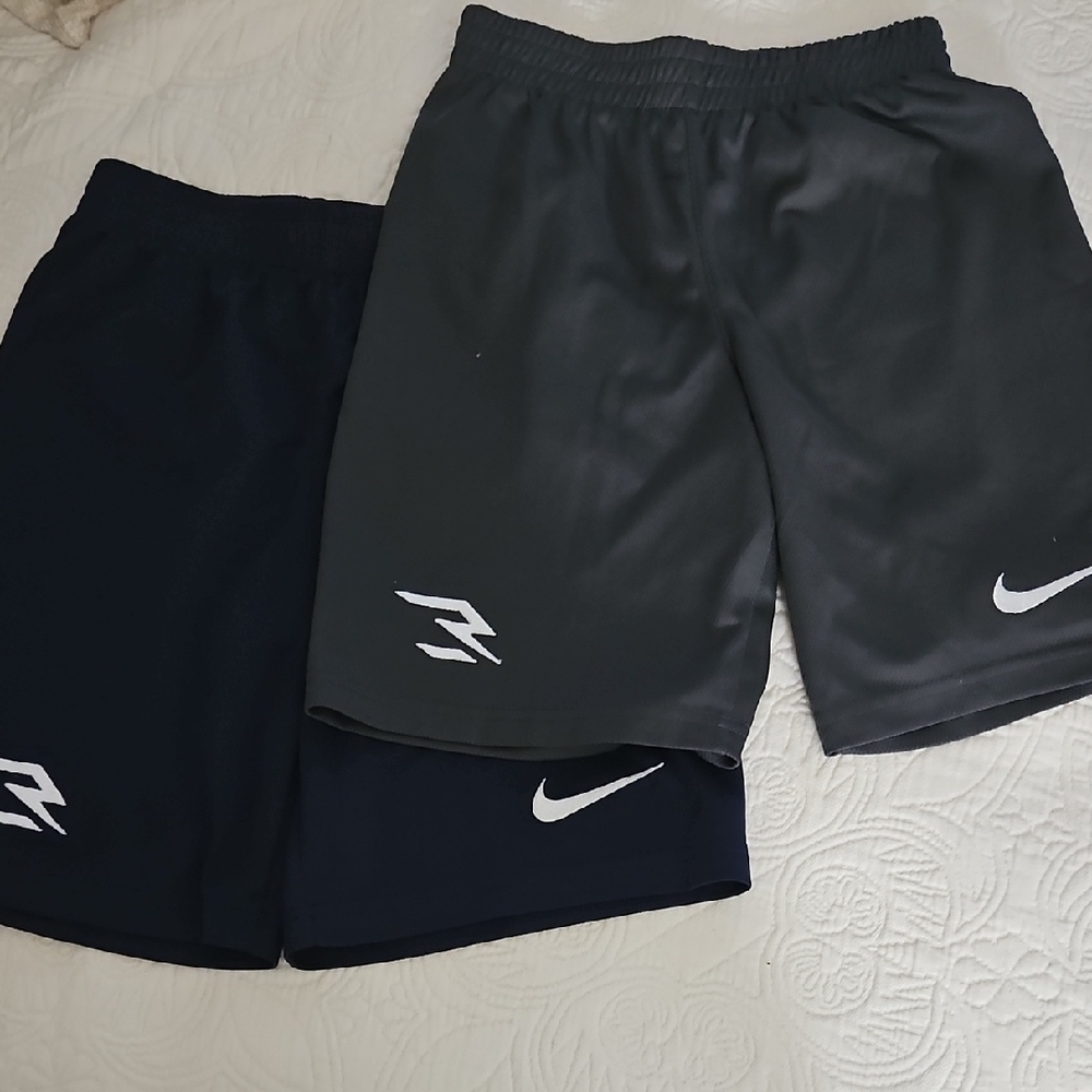 Nike Boys Sz Mediun Dark Gray and Black Athletic Shorts Basketball